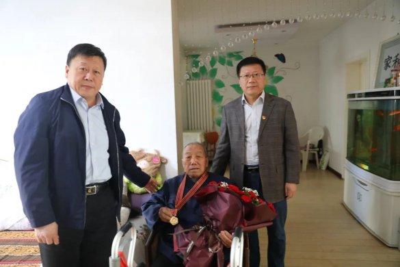 致敬！交投集團(tuán)走訪(fǎng)慰問(wèn)榮獲“抗美援朝70周年紀(jì)念章”志愿軍老戰(zhàn)士并