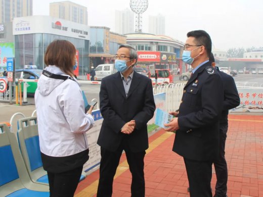 同心同行——集團領導到公交一線現(xiàn)場疏導乘客 ，保障市民便捷出行