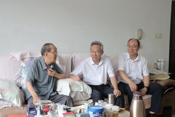 慰問(wèn)傳黨情 關(guān)懷暖人心—交投集團(tuán)開(kāi)展“七一”走訪(fǎng)慰問(wèn)老黨員活動(dòng)